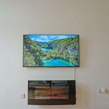 Soak Up The Light At A Soothing, Stylish Apartment In Swansea Marina Kültér fotó