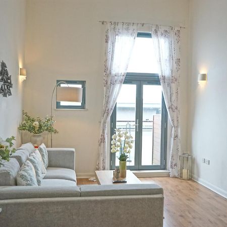 Soak Up The Light At A Soothing, Stylish Apartment In Swansea Marina Kültér fotó