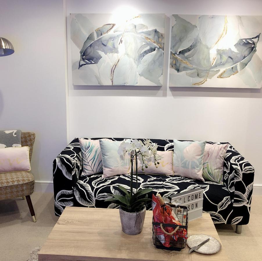 Soak Up The Light At A Soothing, Stylish Apartment In Swansea Marina Kültér fotó