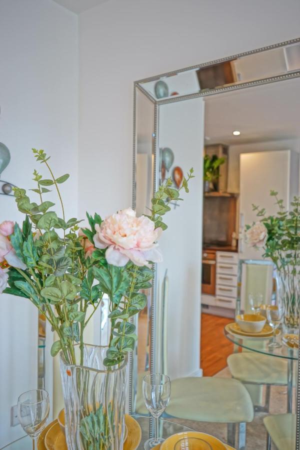 Soak Up The Light At A Soothing, Stylish Apartment In Swansea Marina Kültér fotó