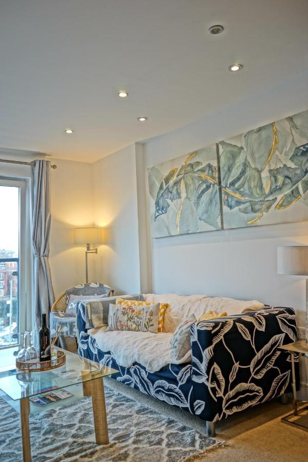 Soak Up The Light At A Soothing, Stylish Apartment In Swansea Marina Kültér fotó