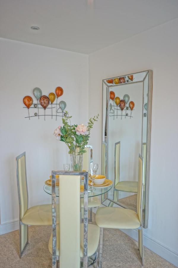 Soak Up The Light At A Soothing, Stylish Apartment In Swansea Marina Kültér fotó