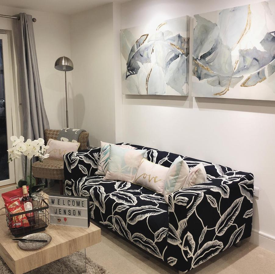 Soak Up The Light At A Soothing, Stylish Apartment In Swansea Marina Kültér fotó