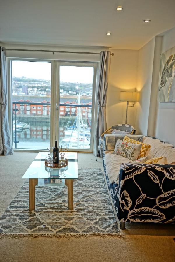 Soak Up The Light At A Soothing, Stylish Apartment In Swansea Marina Kültér fotó