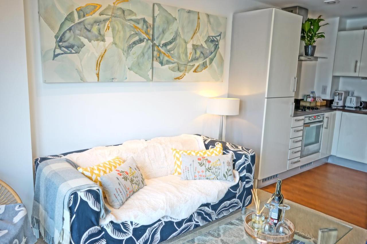 Soak Up The Light At A Soothing, Stylish Apartment In Swansea Marina Kültér fotó