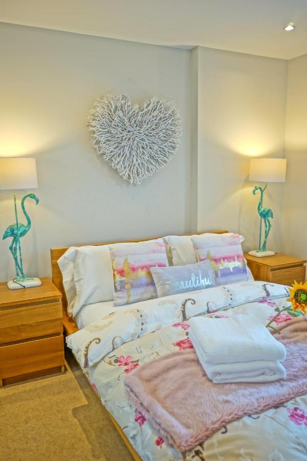 Soak Up The Light At A Soothing, Stylish Apartment In Swansea Marina Kültér fotó