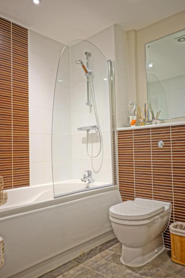 Soak Up The Light At A Soothing, Stylish Apartment In Swansea Marina Kültér fotó