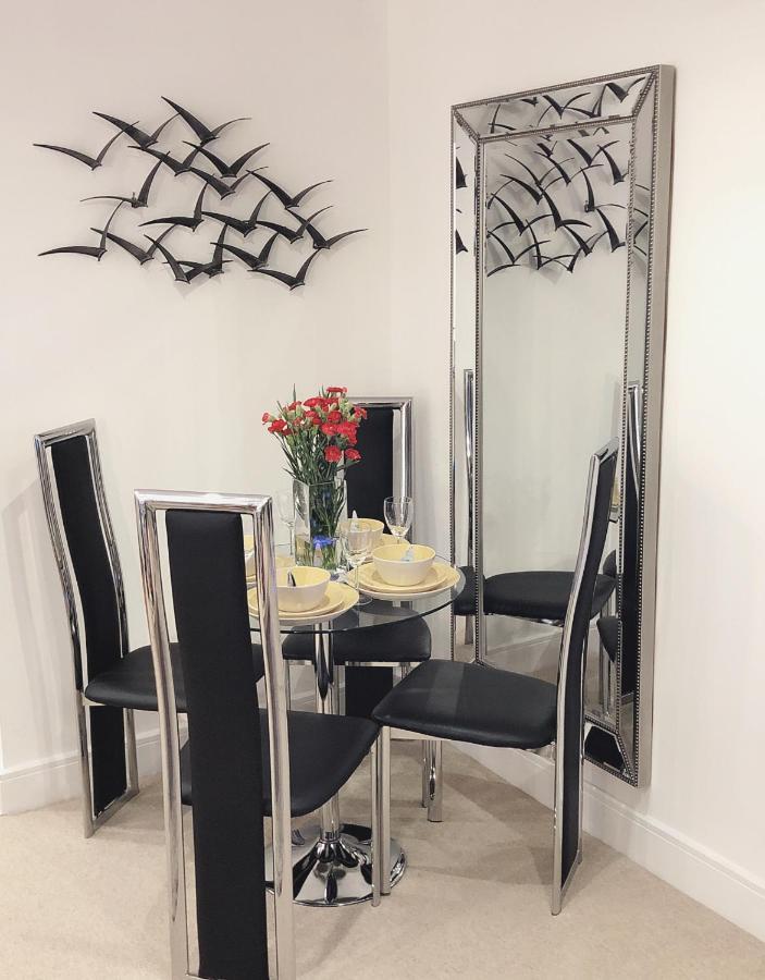 Soak Up The Light At A Soothing, Stylish Apartment In Swansea Marina Kültér fotó