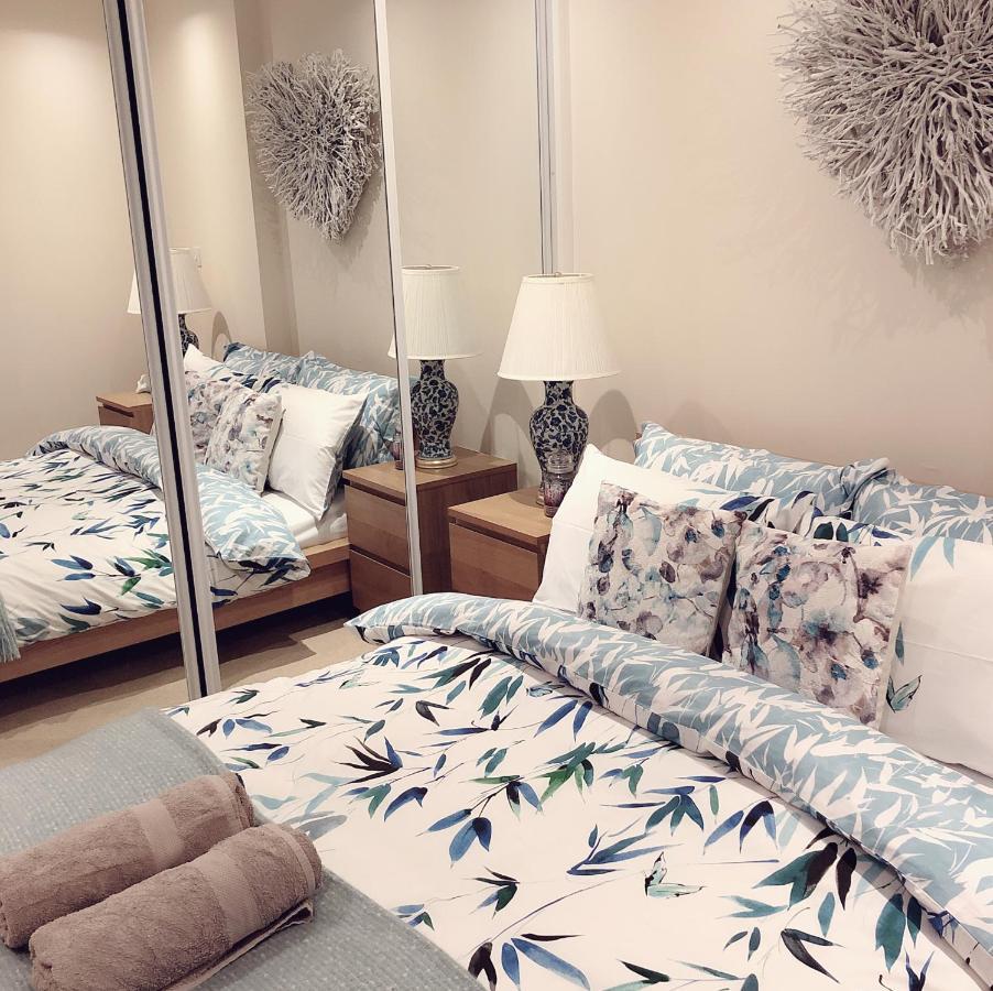 Soak Up The Light At A Soothing, Stylish Apartment In Swansea Marina Kültér fotó