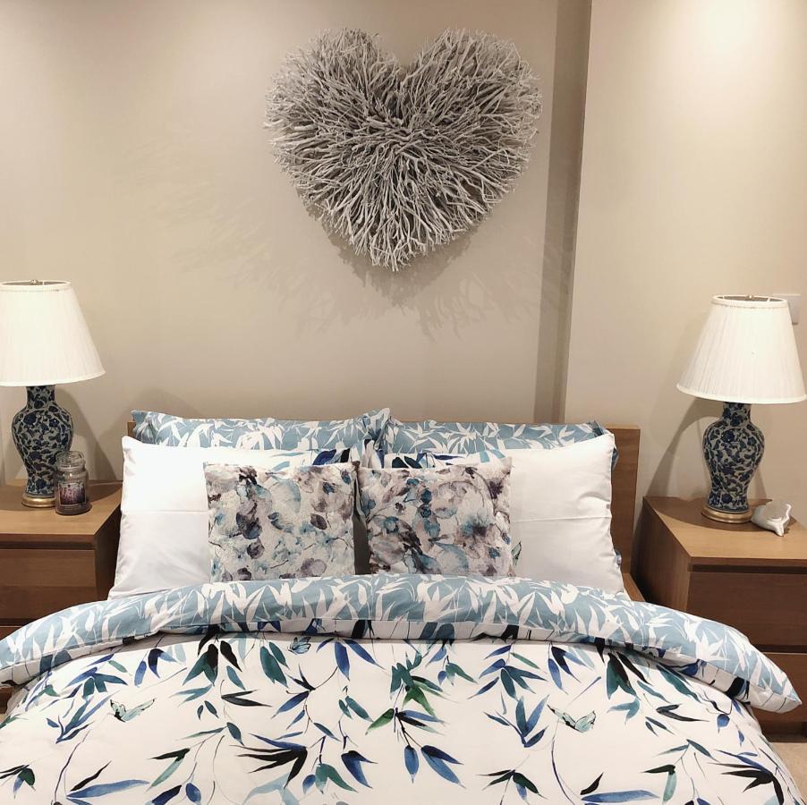 Soak Up The Light At A Soothing, Stylish Apartment In Swansea Marina Kültér fotó