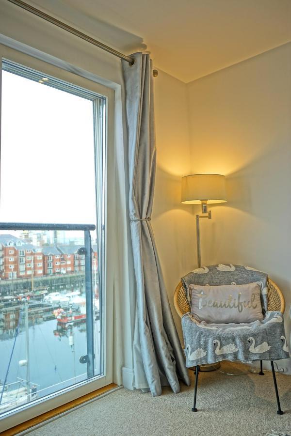 Soak Up The Light At A Soothing, Stylish Apartment In Swansea Marina Kültér fotó