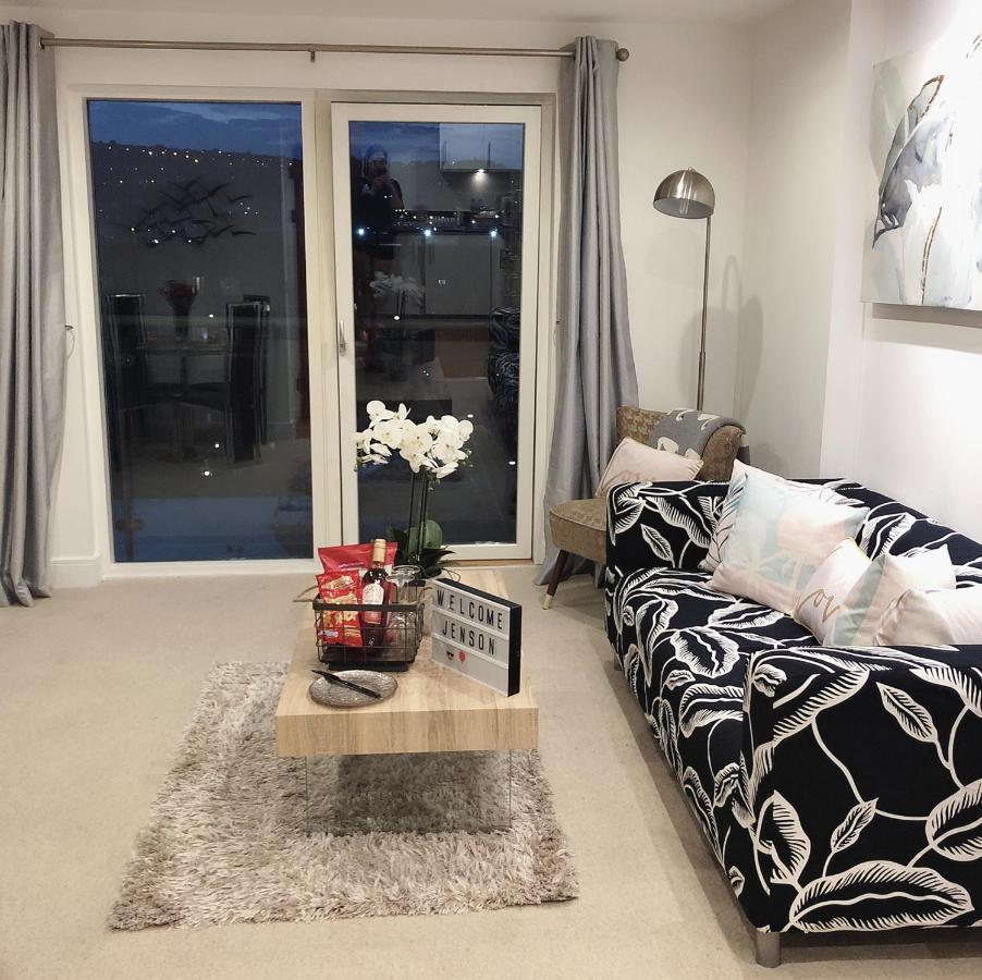 Soak Up The Light At A Soothing, Stylish Apartment In Swansea Marina Kültér fotó
