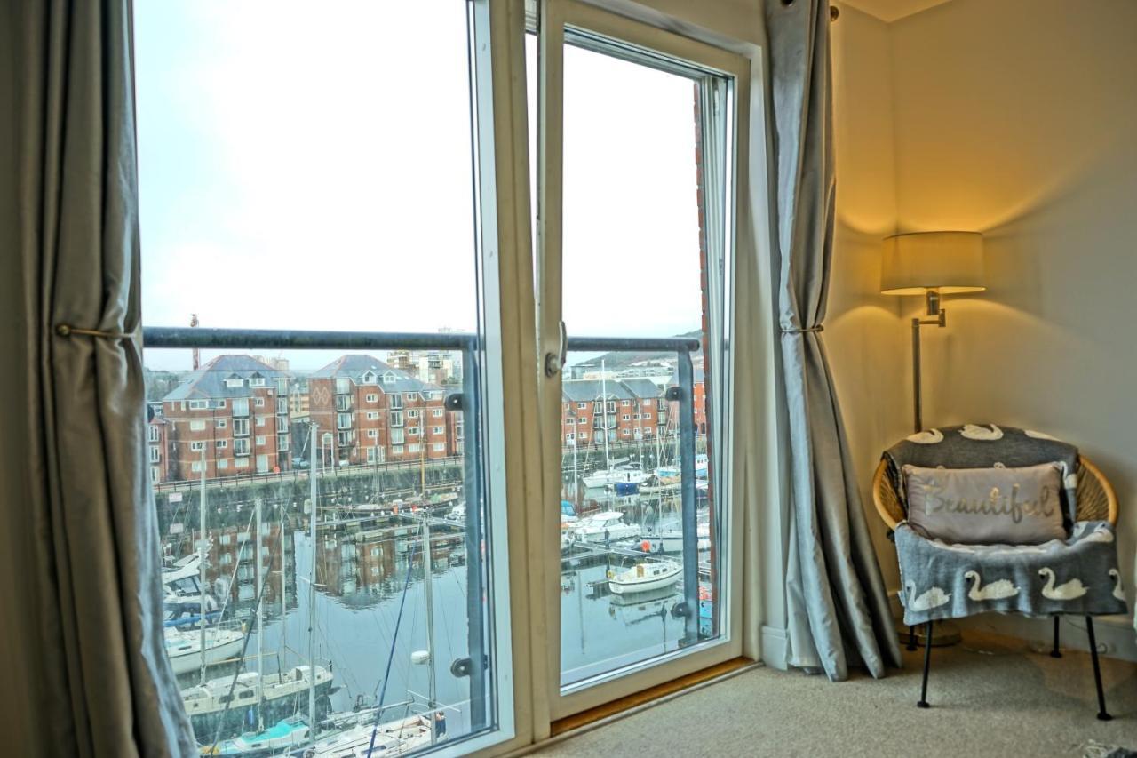 Soak Up The Light At A Soothing, Stylish Apartment In Swansea Marina Kültér fotó