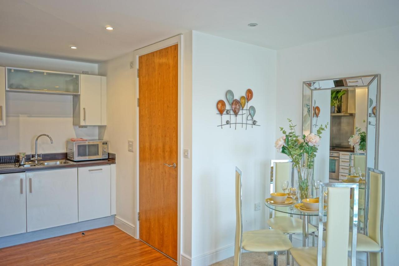 Soak Up The Light At A Soothing, Stylish Apartment In Swansea Marina Kültér fotó
