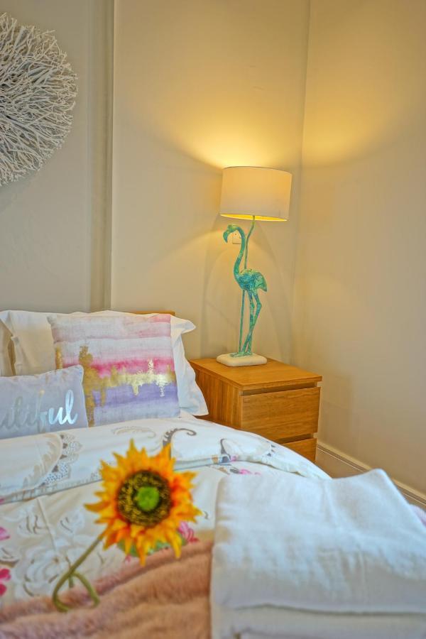 Soak Up The Light At A Soothing, Stylish Apartment In Swansea Marina Kültér fotó