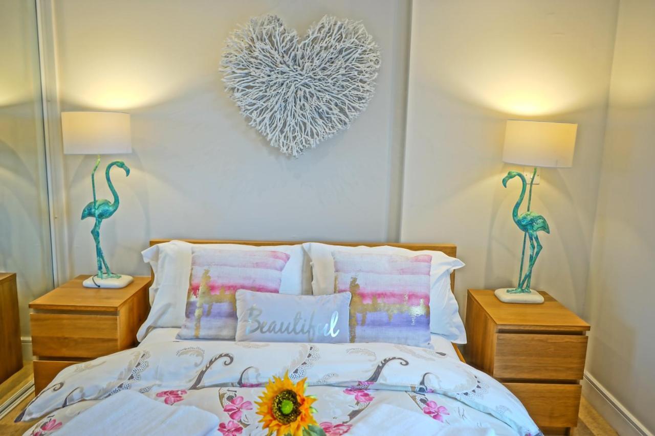 Soak Up The Light At A Soothing, Stylish Apartment In Swansea Marina Kültér fotó