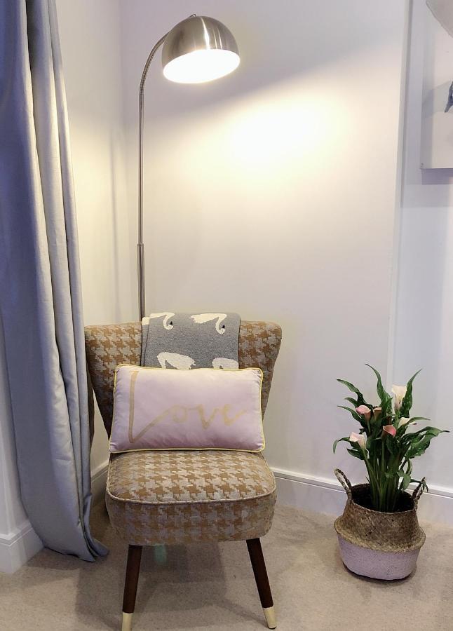 Soak Up The Light At A Soothing, Stylish Apartment In Swansea Marina Kültér fotó