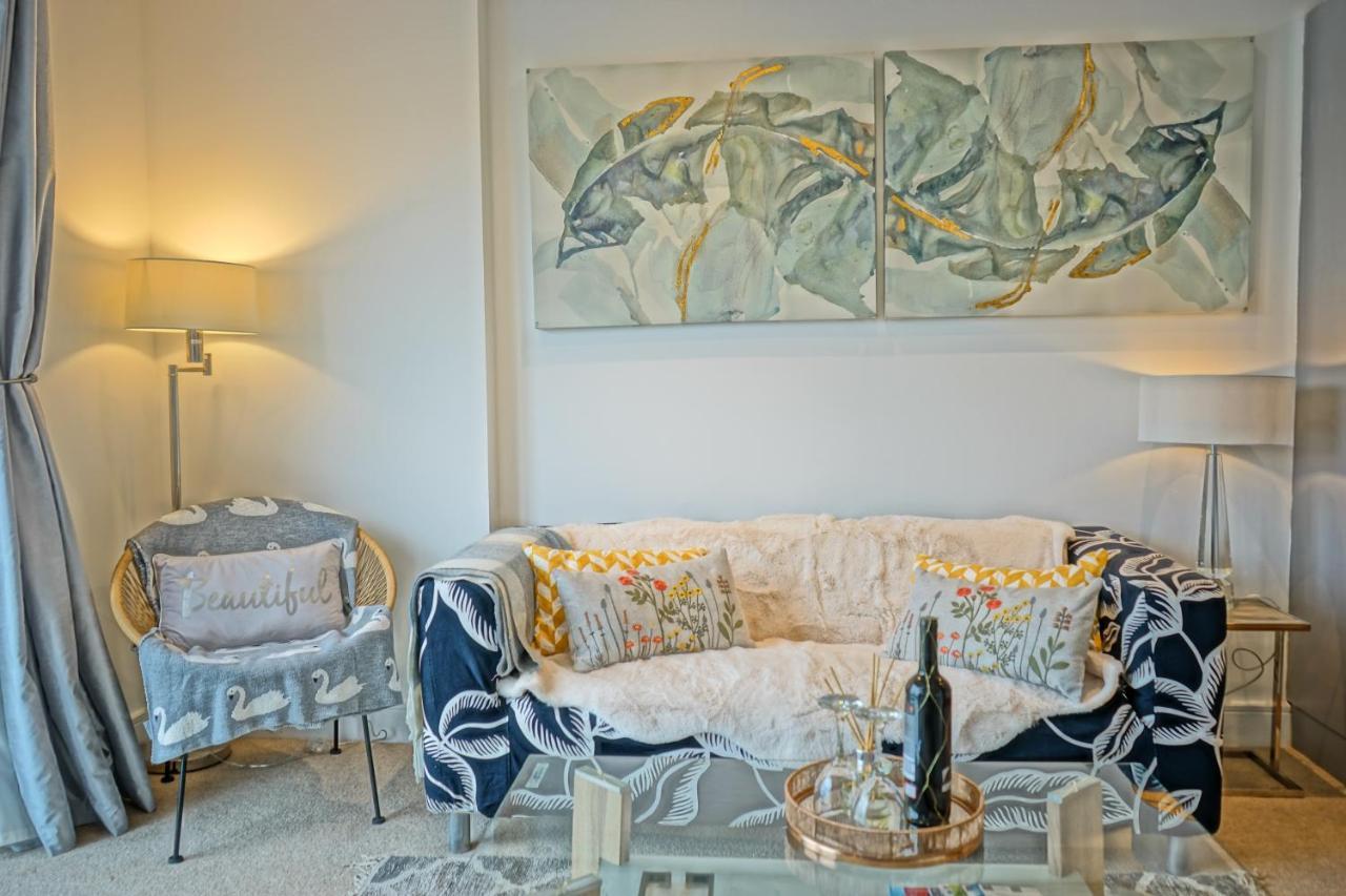 Soak Up The Light At A Soothing, Stylish Apartment In Swansea Marina Kültér fotó