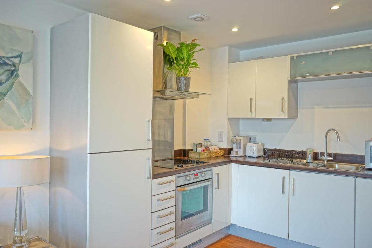 Soak Up The Light At A Soothing, Stylish Apartment In Swansea Marina Kültér fotó