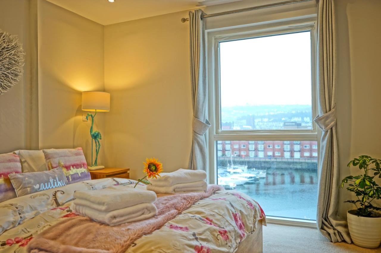 Soak Up The Light At A Soothing, Stylish Apartment In Swansea Marina Kültér fotó
