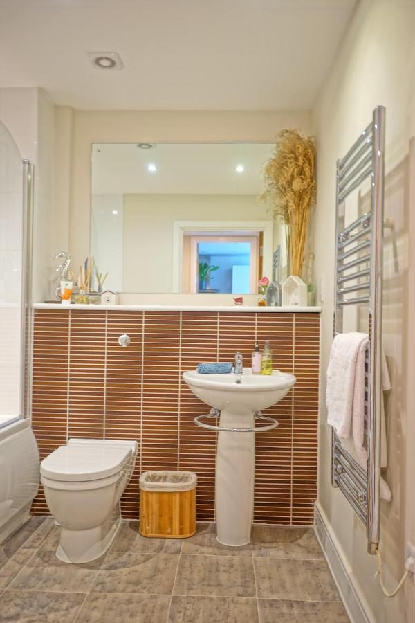 Soak Up The Light At A Soothing, Stylish Apartment In Swansea Marina Kültér fotó