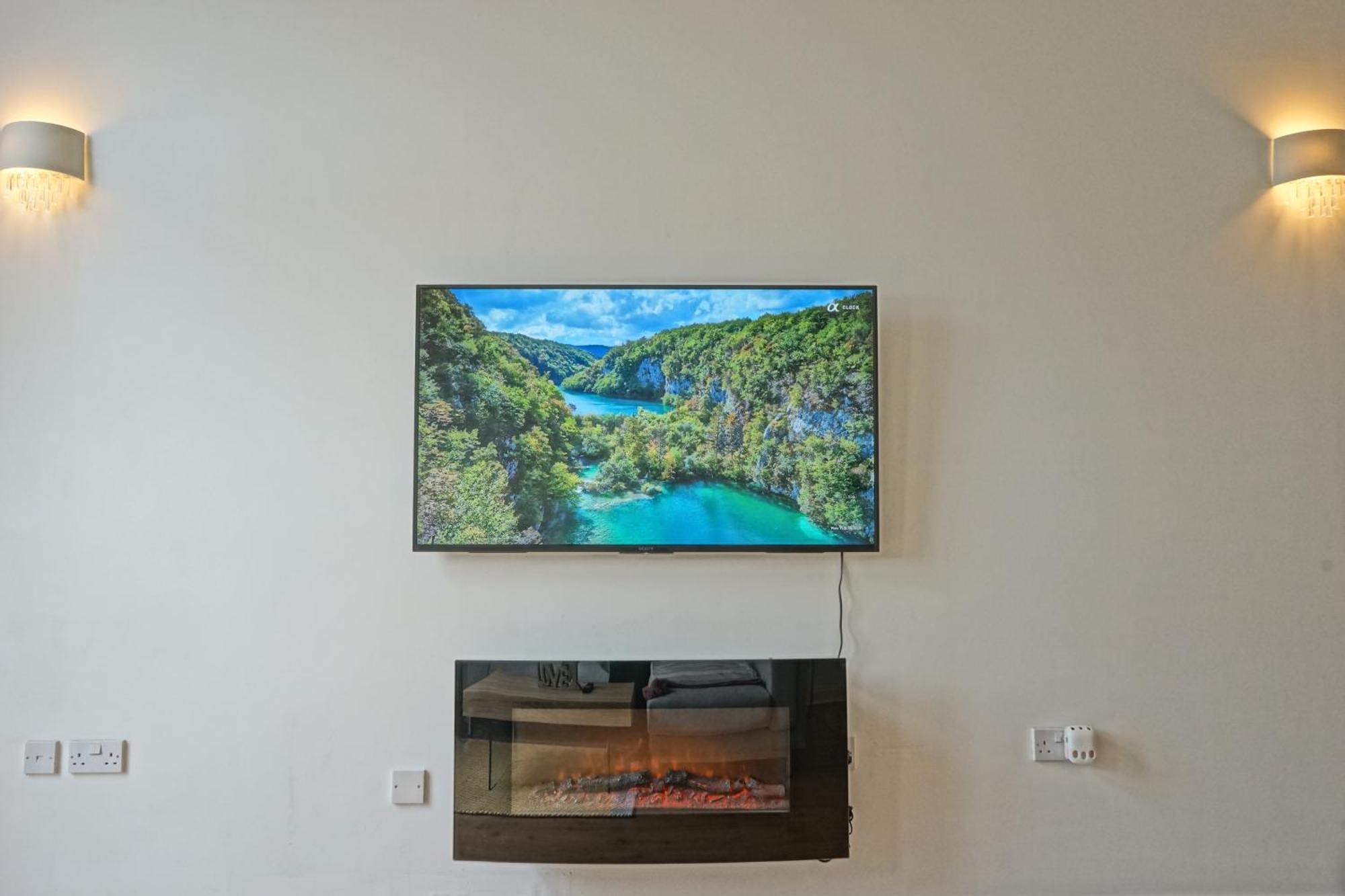 Soak Up The Light At A Soothing, Stylish Apartment In Swansea Marina Kültér fotó
