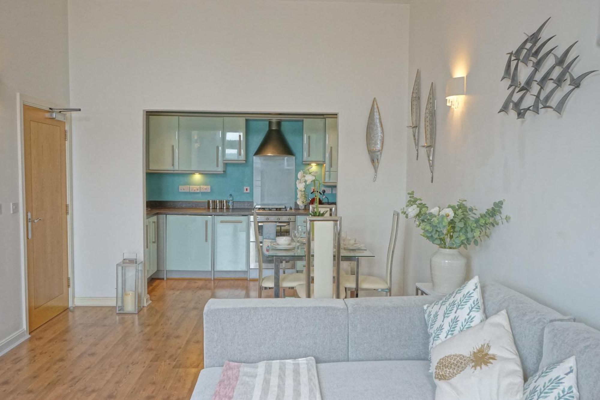Soak Up The Light At A Soothing, Stylish Apartment In Swansea Marina Kültér fotó