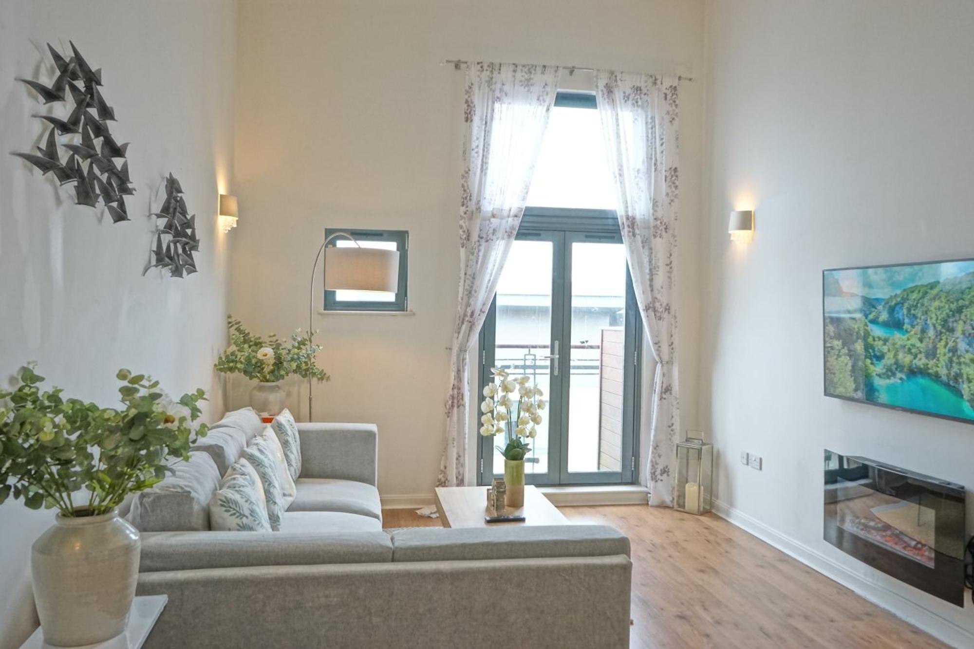 Soak Up The Light At A Soothing, Stylish Apartment In Swansea Marina Kültér fotó