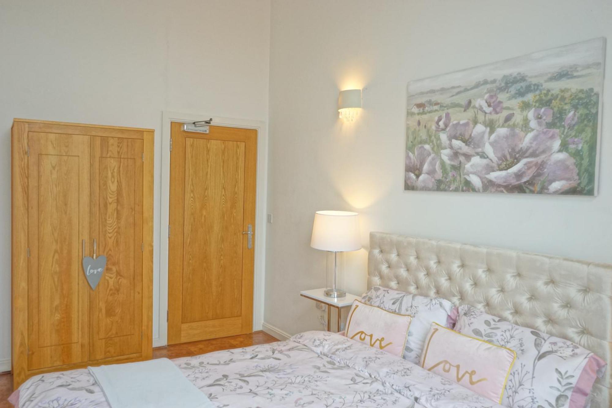 Soak Up The Light At A Soothing, Stylish Apartment In Swansea Marina Kültér fotó