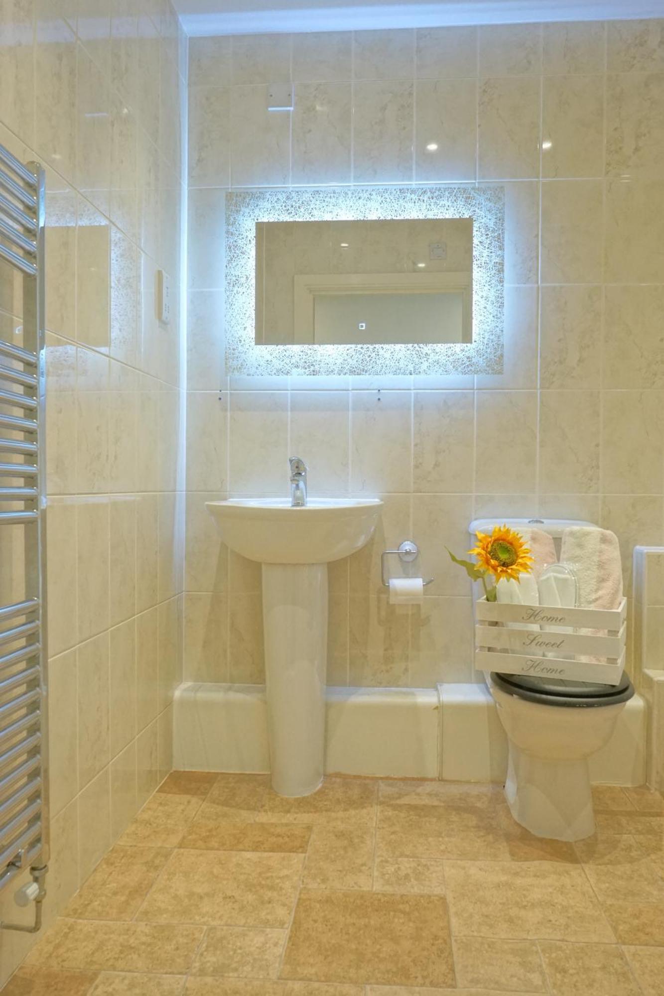 Soak Up The Light At A Soothing, Stylish Apartment In Swansea Marina Kültér fotó