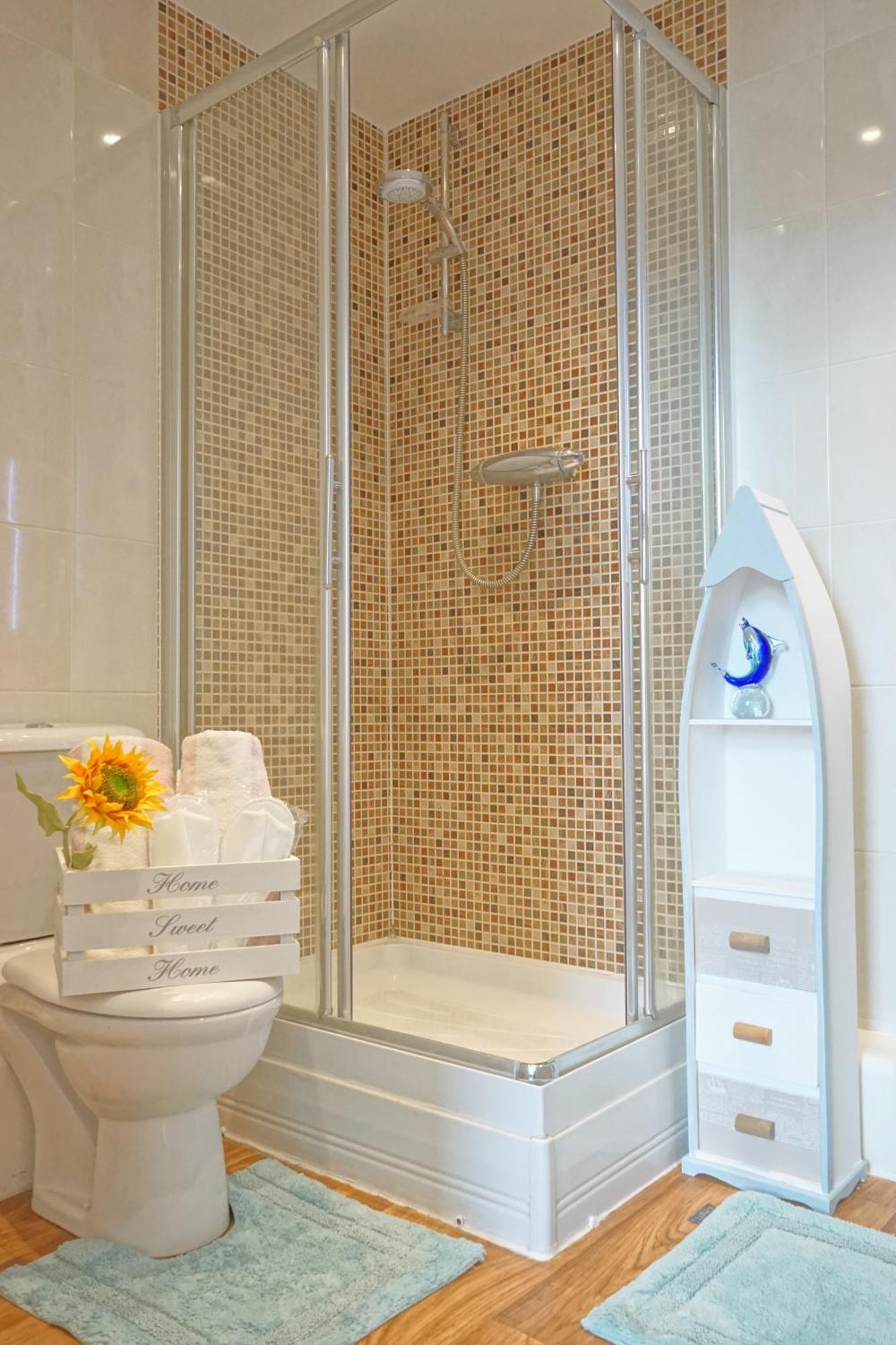 Soak Up The Light At A Soothing, Stylish Apartment In Swansea Marina Kültér fotó
