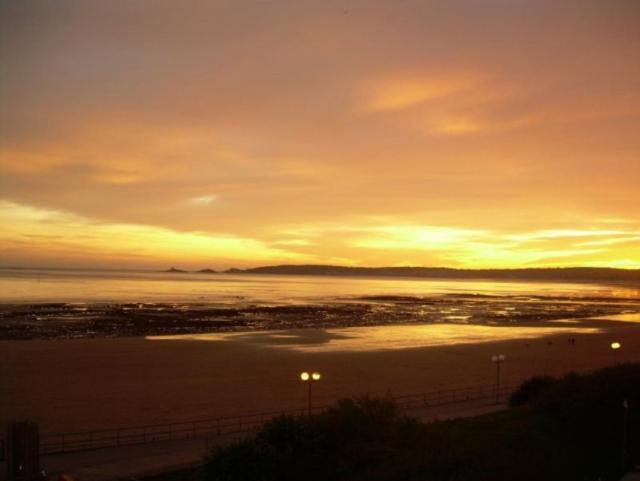 Soak Up The Light At A Soothing, Stylish Apartment In Swansea Marina Kültér fotó