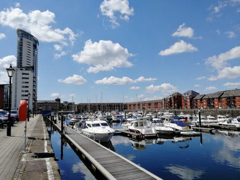 Soak Up The Light At A Soothing, Stylish Apartment In Swansea Marina Kültér fotó