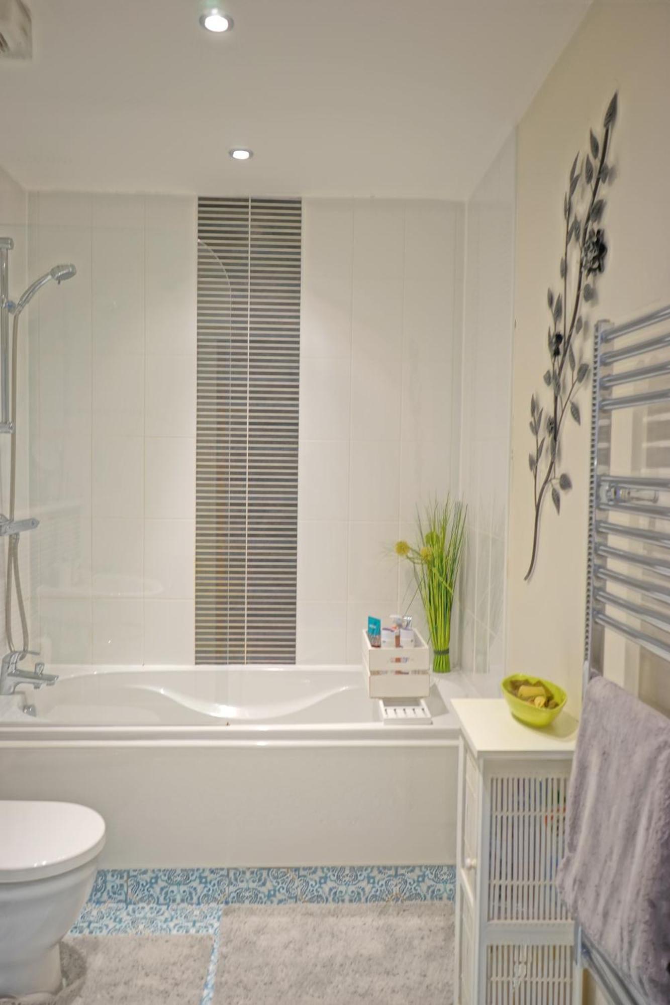 Soak Up The Light At A Soothing, Stylish Apartment In Swansea Marina Szoba fotó