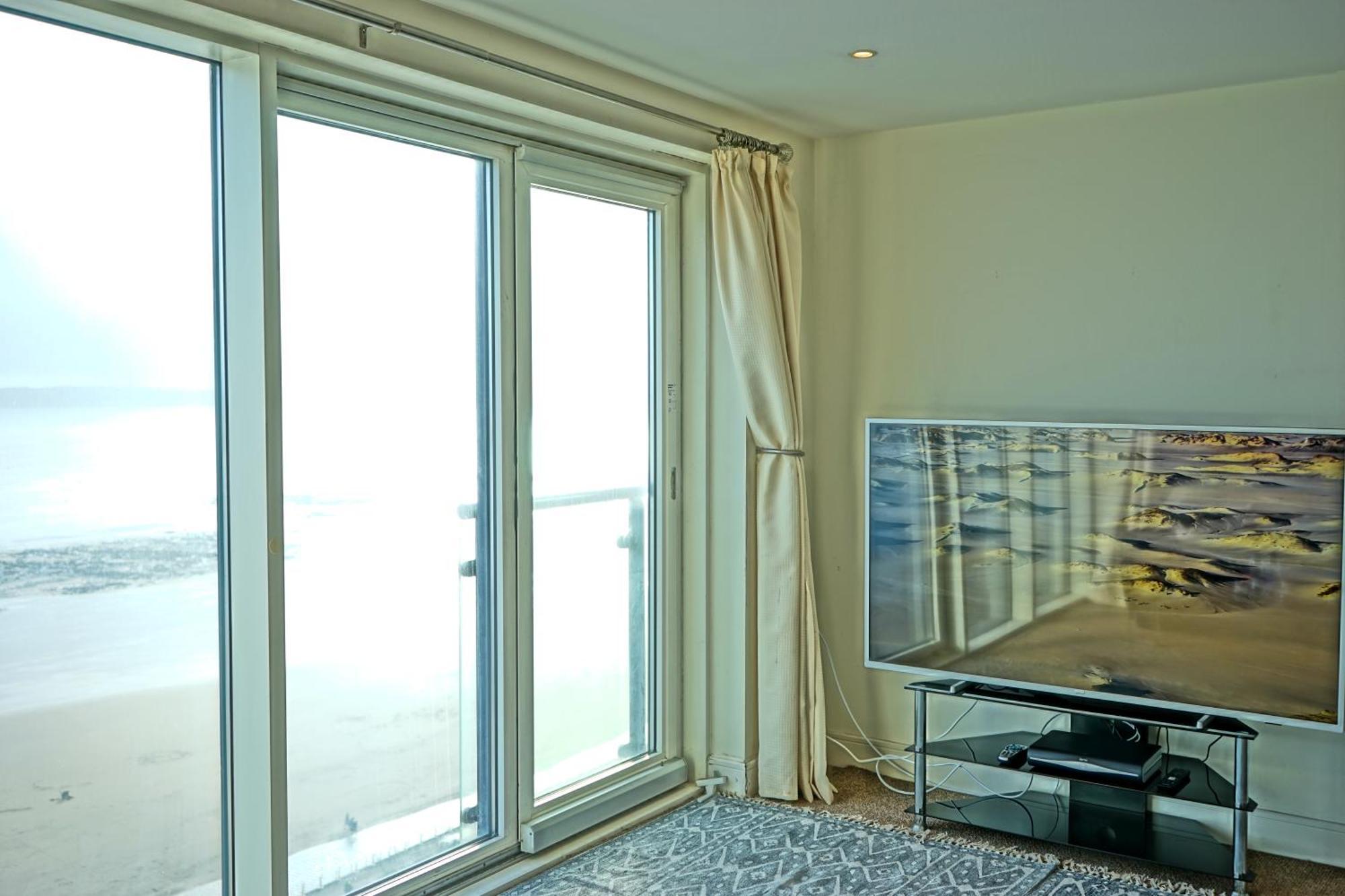 Soak Up The Light At A Soothing, Stylish Apartment In Swansea Marina Szoba fotó