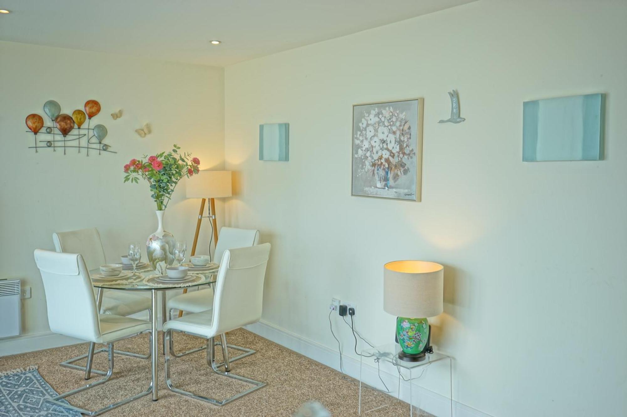 Soak Up The Light At A Soothing, Stylish Apartment In Swansea Marina Szoba fotó